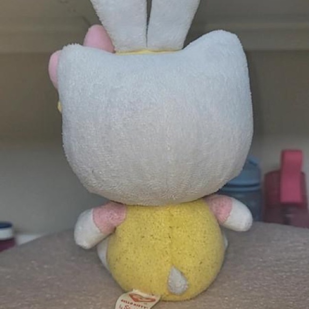 Hello Kitty Plushie - Picture 2 of 2